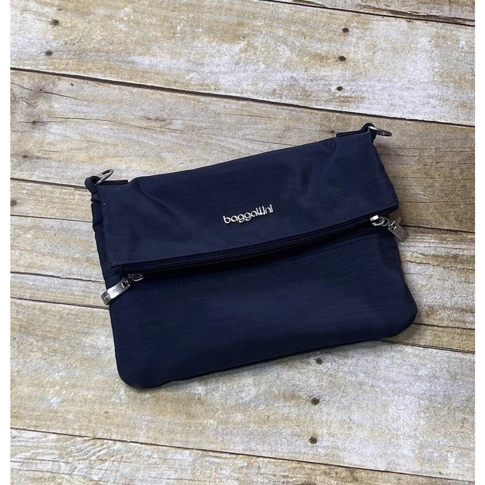 Baggallini Black Crossbody•Foldover Style -zippered Pockets •Excellent Condition
